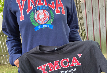 kaksi vaatetta joissa on YMCA Turku -logot
