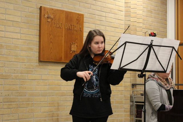 nuori viulisti soittaa viulua
