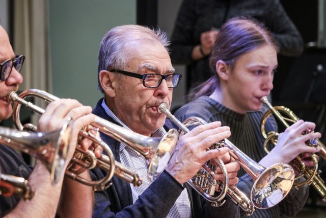 Timo Telkola soittaa trumpettia